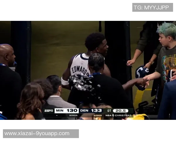 即使遭遇不公被驱逐出场华子依然在通道默默为球迷签名